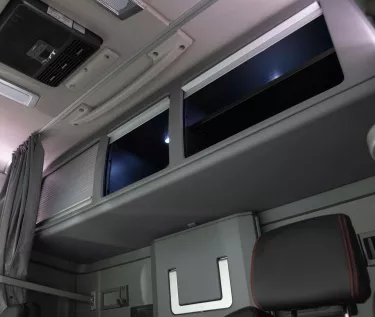 Renault Trucks T High Maxispace : cab interior, storage above the bed