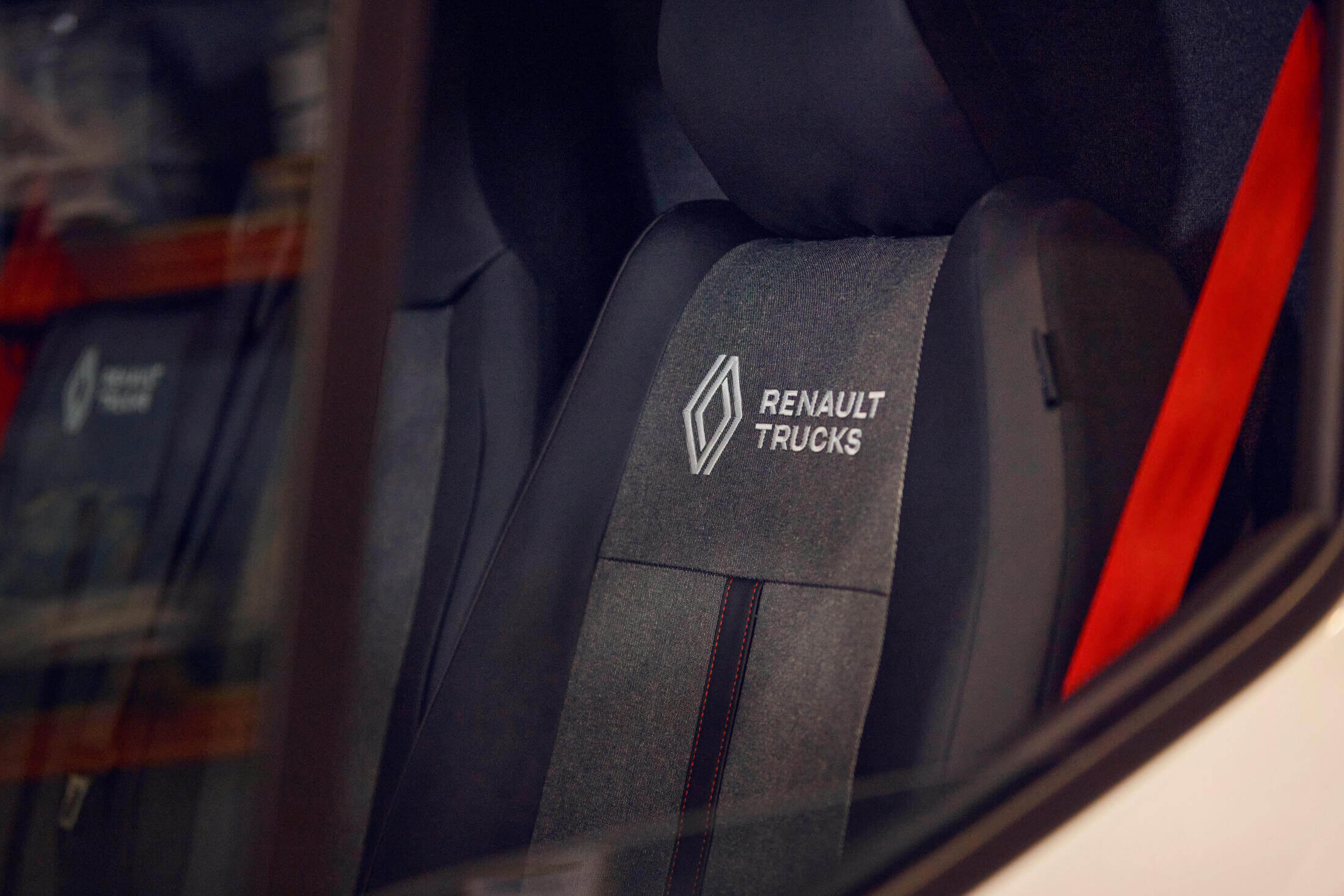 Renault Trucks Trafic red belt