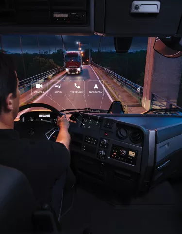Lastebilhytte med sjåfør og Roadpad infotainment-system