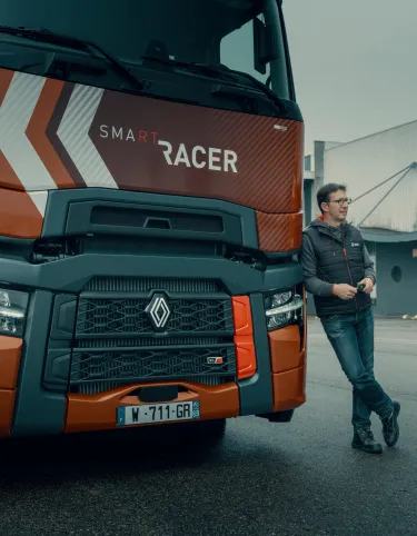 Model year 2025 : Renault Trucks T High Smart Racer : lifestyle (Renault Trucks bodywarmer, Renault Trucks hoodie)